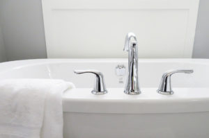 Hartes Wasser macht sich unter anderem mit Kalkflecken auf Fliesen und Armaturen bemerkbar.